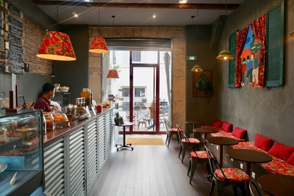 Comptoir et tables de Cà Phê S à Marseille
