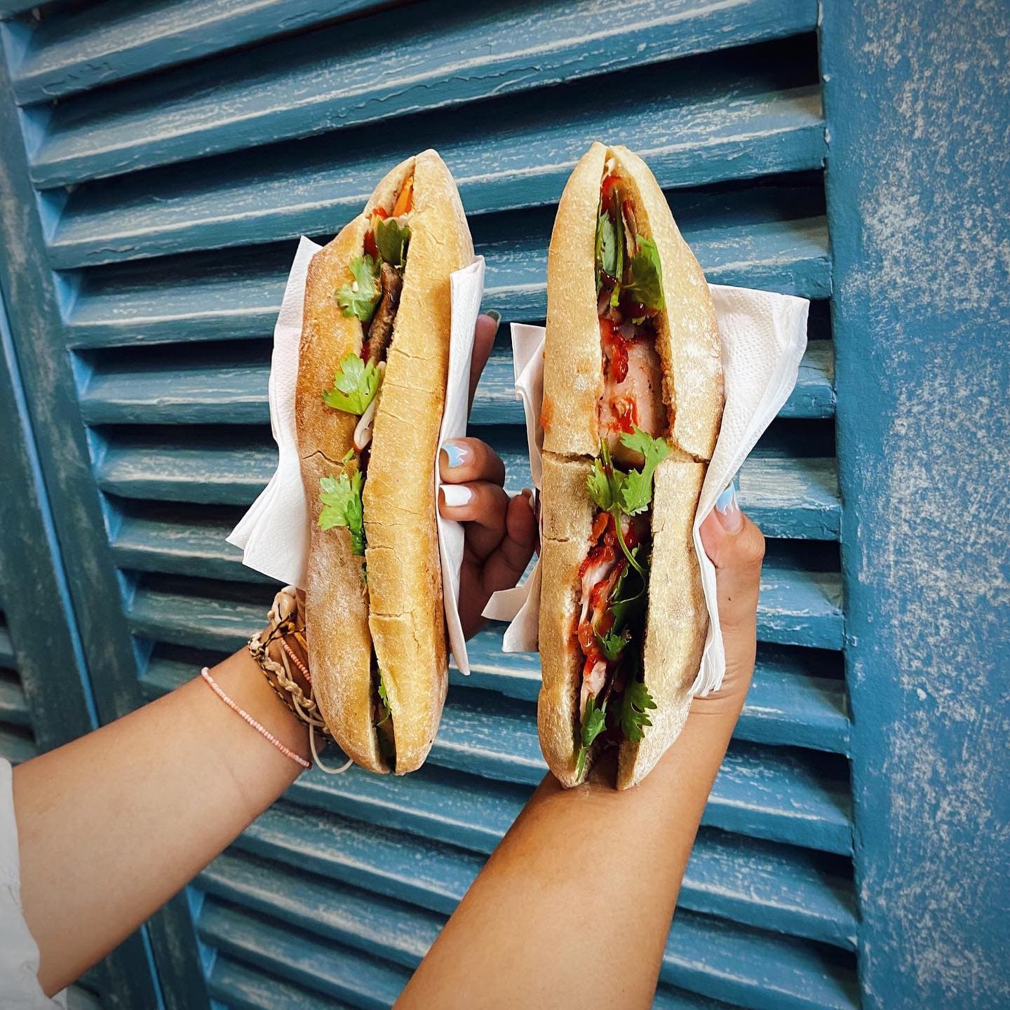 Deux bánh mì de Cà Phê S, garnis d'herbes fraîches