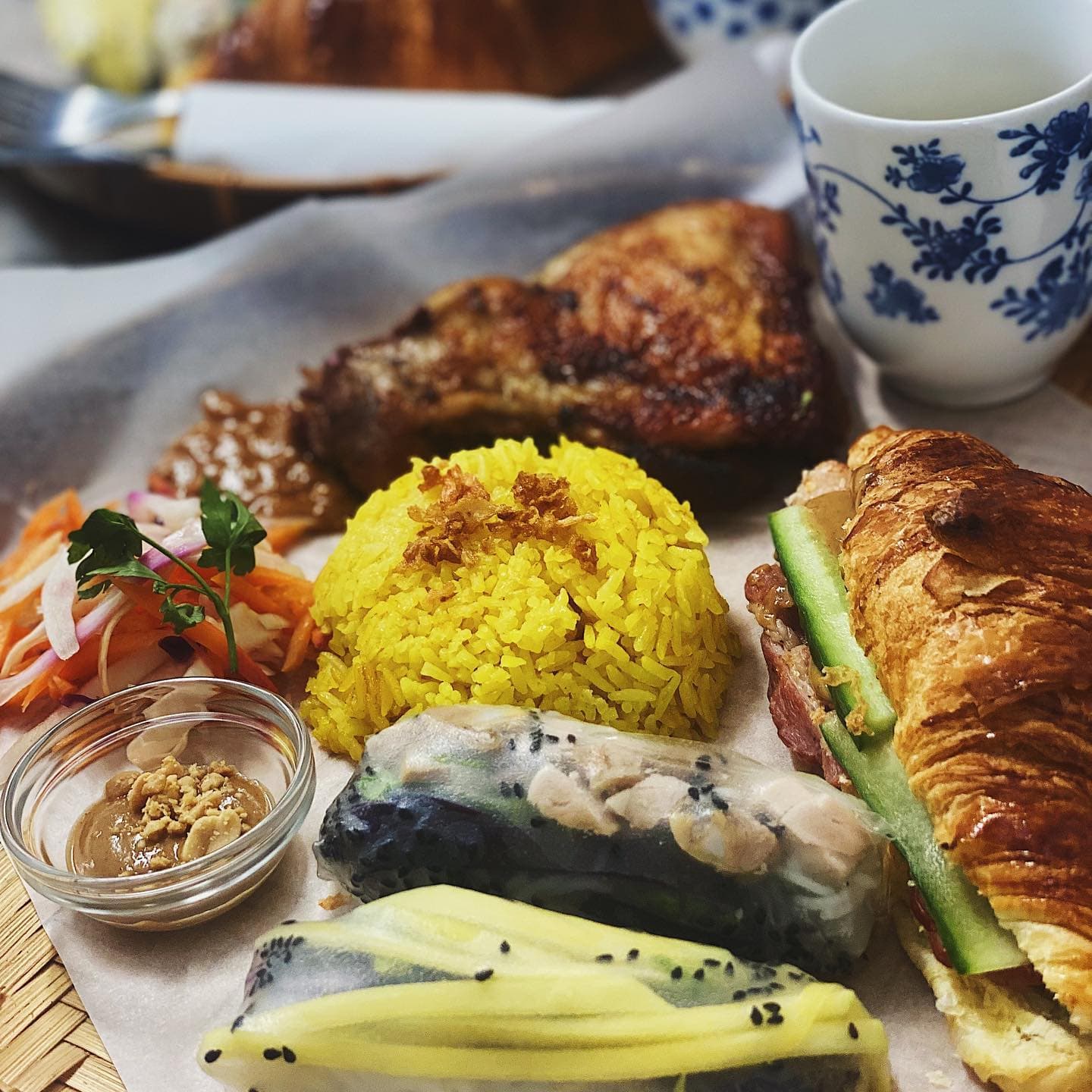 Assiette de brunch vietnamien de Cà Phê S