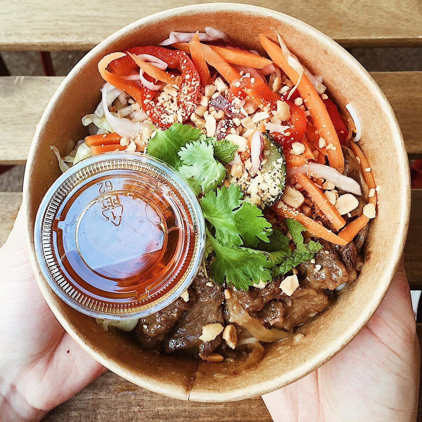 Bol vietnamien de Cà Phê S, légumes, herbes et viande