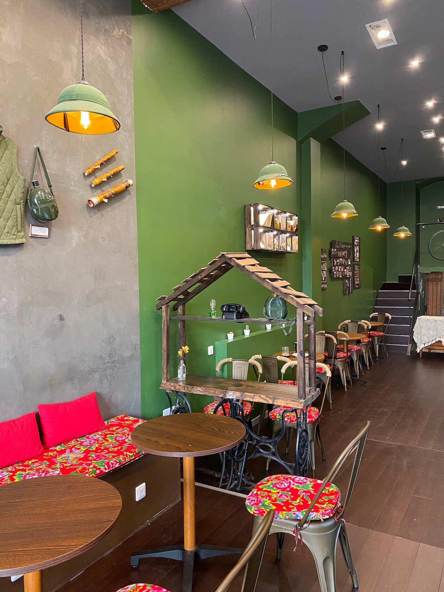 Salle de Cà Phê S, murs verts et mobilier inspiré du Vietnam
